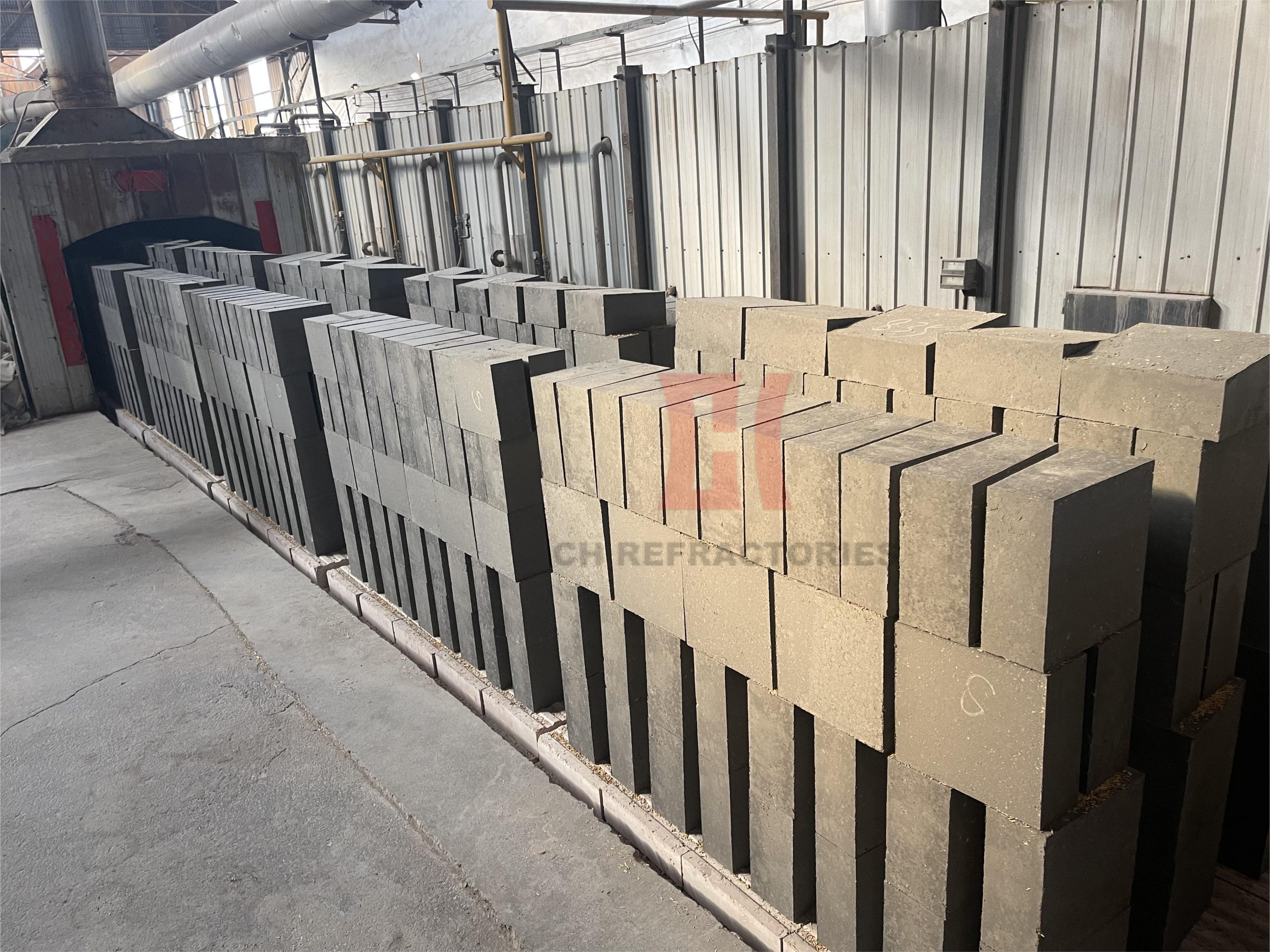 What kind of furnace lining is suitable to use phosphate brick?